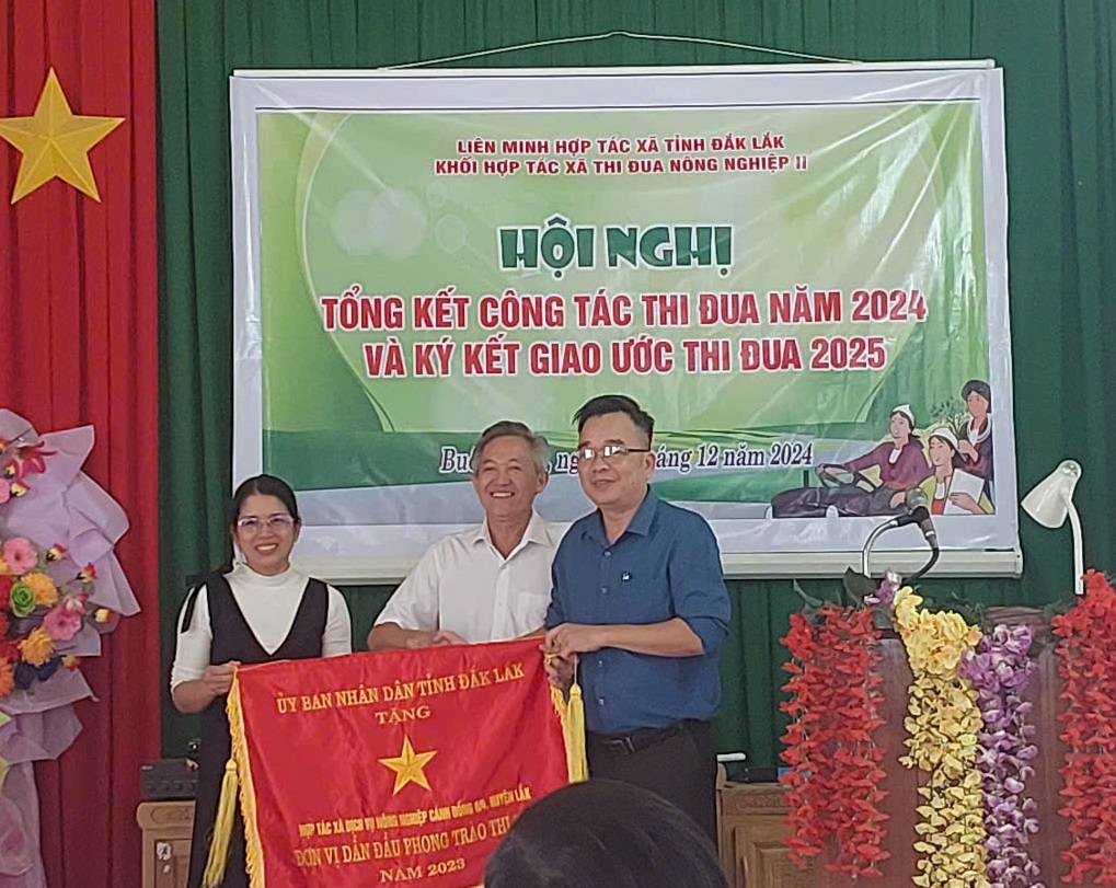 Trao cờ cho đơn vị 2023